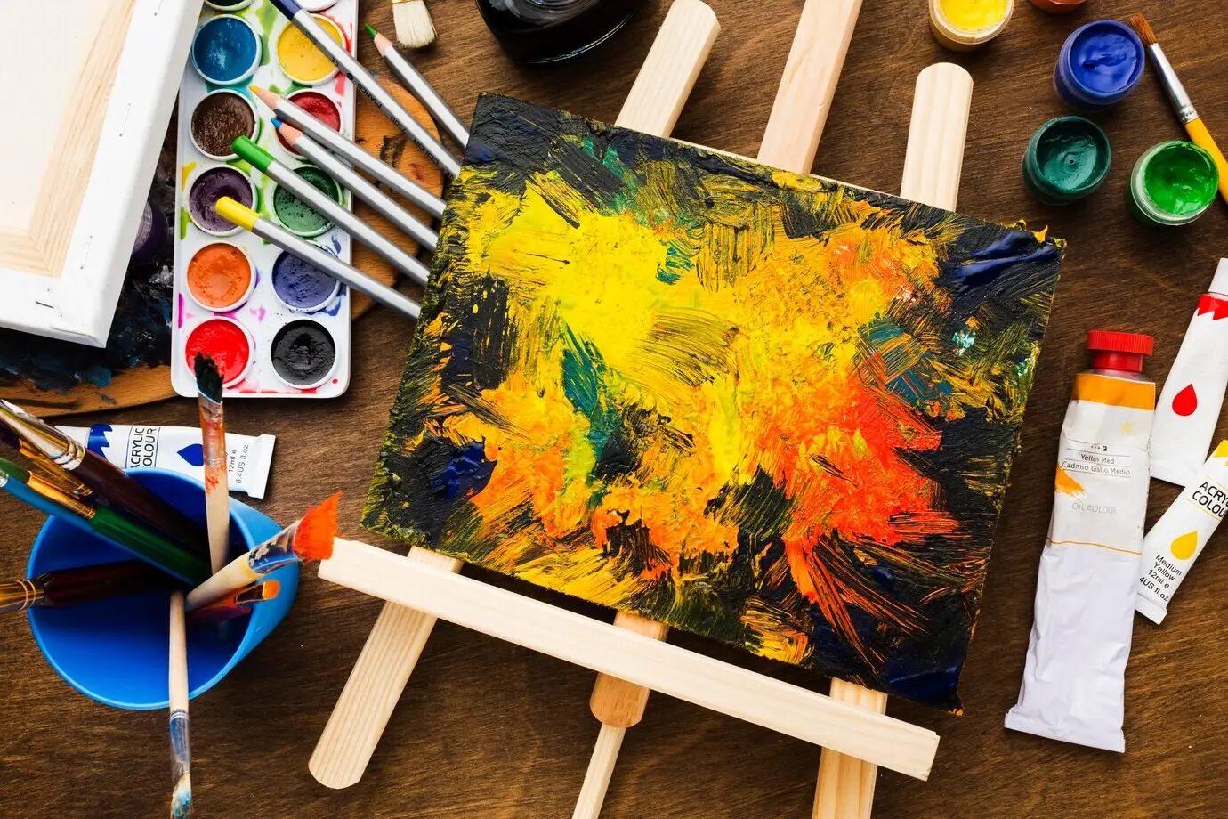 Draufsicht auf abstrakte Zeichnungen auf Leinwand