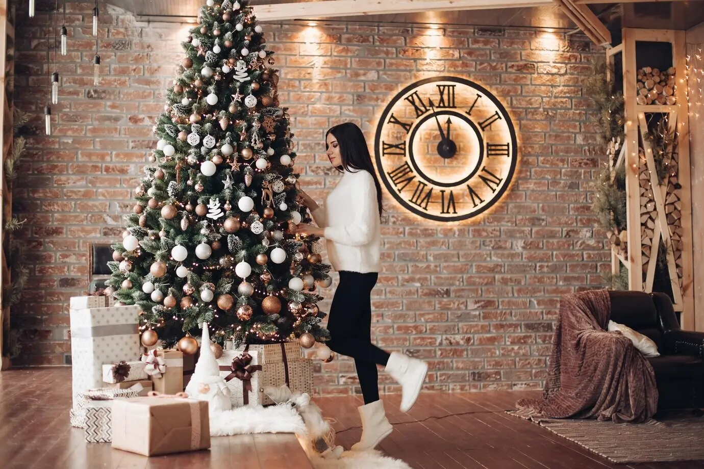 Wunderschönes Mädchen mit langen dunklen Haaren und einem kleinen weißen Zwerg.